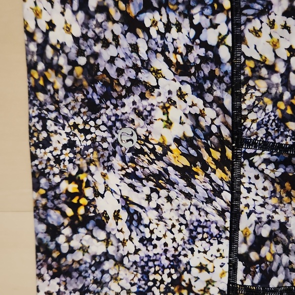 🔻Lululemon Wunder Under Tights HR Crop 23"  Floral Size 8 - Picture 6 of 7